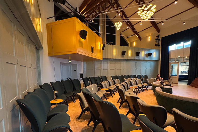 Stoelen beneden