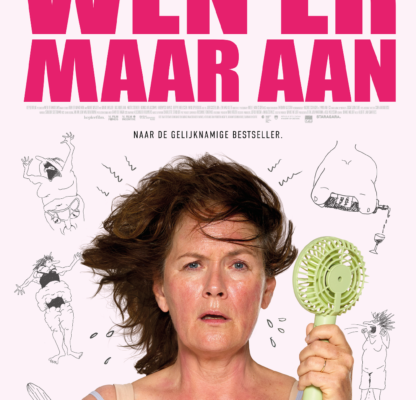 Filmposter van Wen er maar aan met Maike Meijer, die met een verhit gezicht en een groene handventilator is afgebeeld, tegen een achtergrond met roze filmtitel.