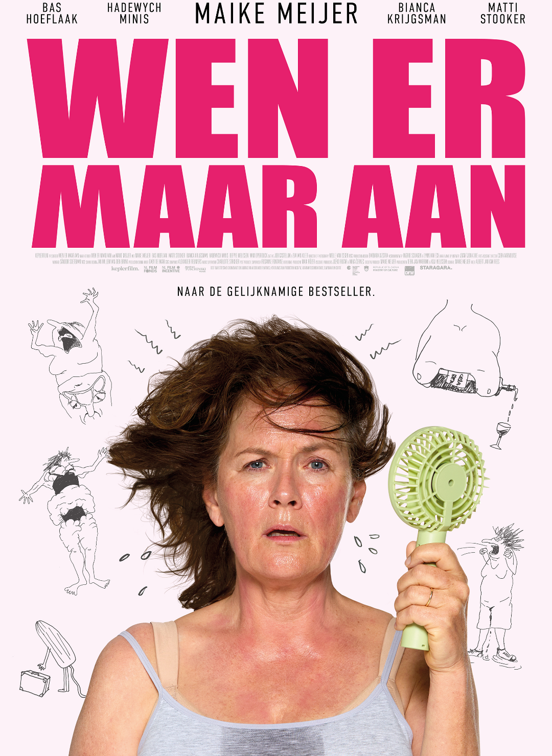 Filmposter van Wen er maar aan met Maike Meijer, die met een verhit gezicht en een groene handventilator is afgebeeld, tegen een achtergrond met roze filmtitel.